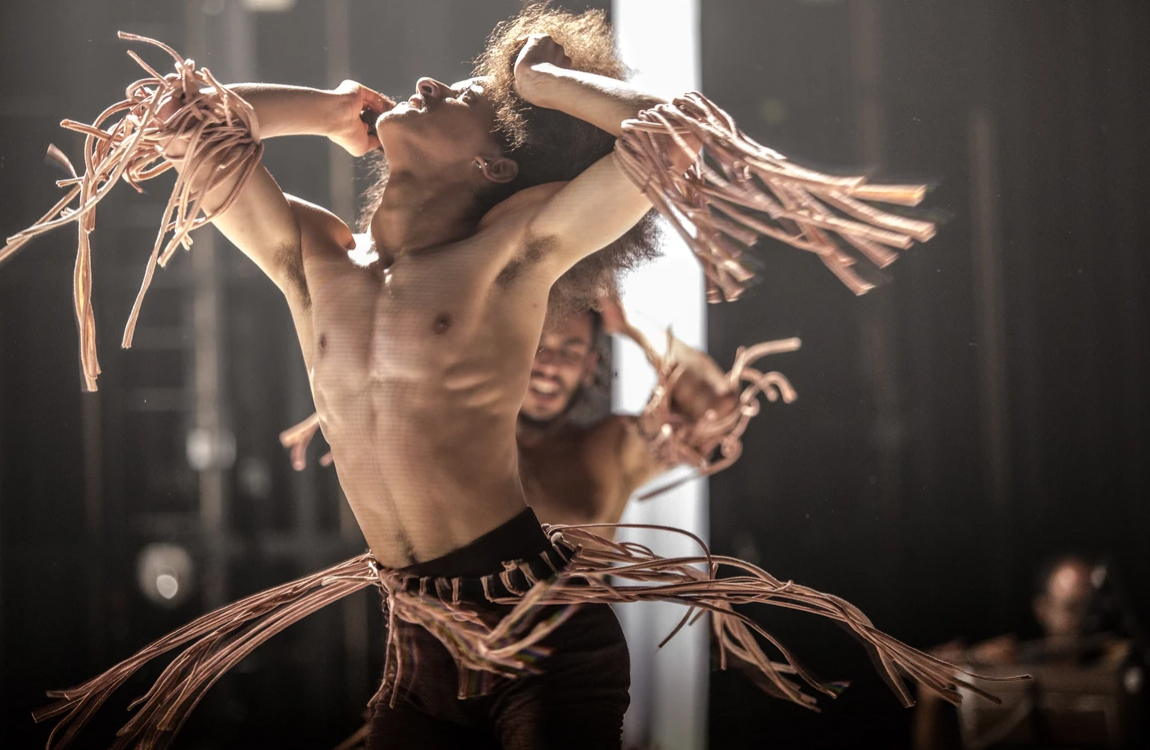 Dançarinos da Cia Treme Terra realizando uma coreografia de roda.