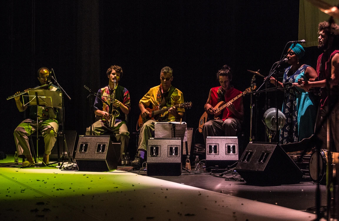 Grupo de músicos da Cia Treme Terra em formação durante uma performance.