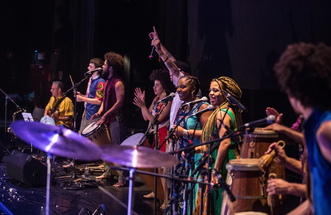 Dançarinos da Cia Treme Terra em movimento sincronizado, representando danças tradicionais afro-brasileiras.